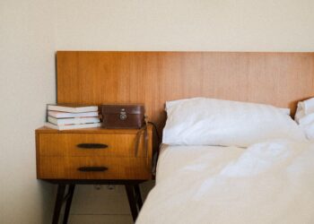 Adiós a la mesita de noche junto a la cama: la nueva tendencia que marcará 2026 es elegante y ocupa mucho menos espacio
