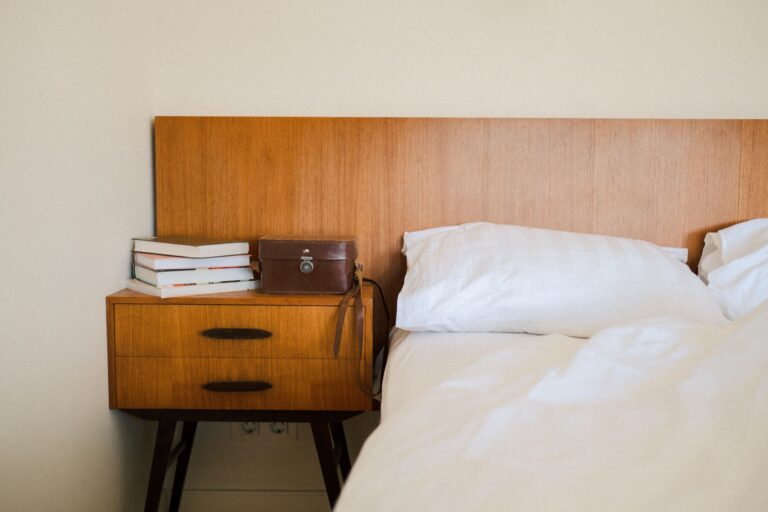 Adiós a la mesita de noche junto a la cama: la nueva tendencia que marcará 2026 es elegante y ocupa mucho menos espacio