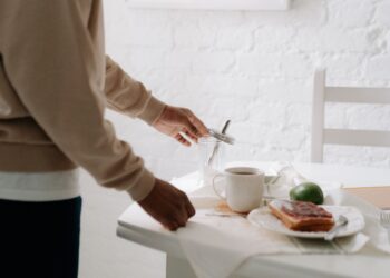 Lo que dice la psicología sobre las personas que suelen tomar el mismo café todas las mañanas