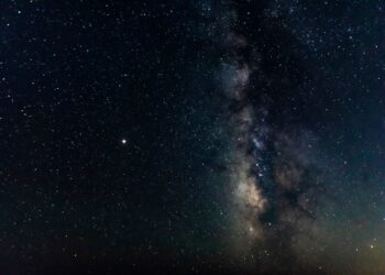 Un objeto oscuro situado a 3 millones de kilómetros de la Tierra cambia inesperadamente de dirección y la NASA revela su verdadera naturaleza