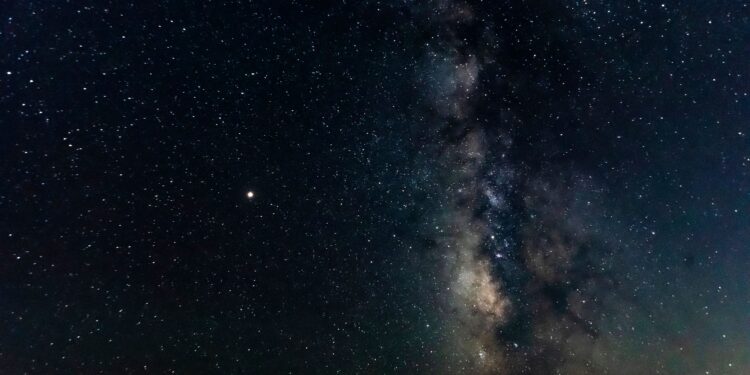 Un objeto oscuro situado a 3 millones de kilómetros de la Tierra cambia inesperadamente de dirección y la NASA revela su verdadera naturaleza