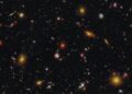 Telescopio espacial detecta una luz inesperada en una de las galaxias más antiguas del universo