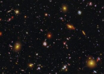 Telescopio espacial detecta una luz inesperada en una de las galaxias más antiguas del universo
