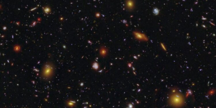 Telescopio espacial detecta una luz inesperada en una de las galaxias más antiguas del universo