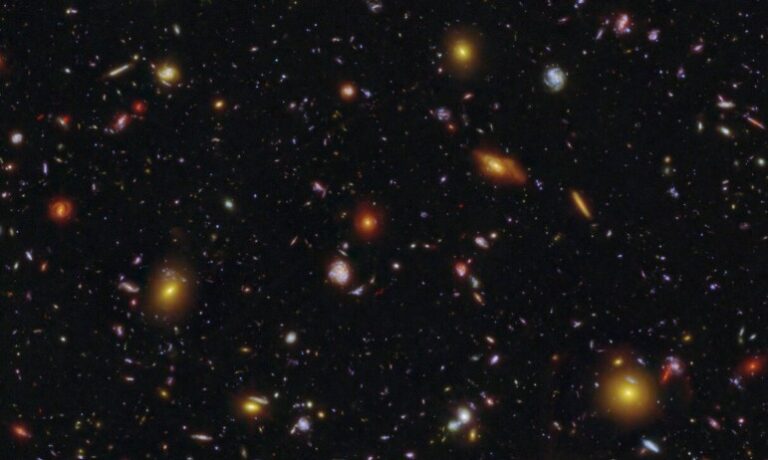 Telescopio espacial detecta una luz inesperada en una de las galaxias más antiguas del universo