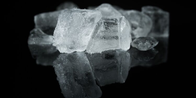 El truco más sencillo con hielo para refrescar tu casa sin necesidad de aire acondicionado