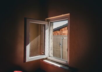 Tardé mucho tiempo en entender por qué no debía abrir las cortinas y las persianas durante los días más calurosos del año