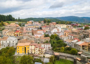 Pueblo italiano de menos de 400 habitantes busca nuevos residentes y ofrece dinero para atraer a más personas