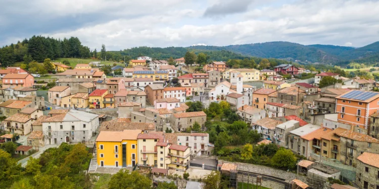 Pueblo italiano de menos de 400 habitantes busca nuevos residentes y ofrece dinero para atraer a más personas