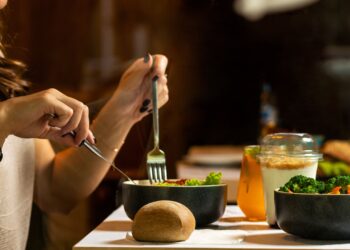 Científicos revelan el riesgo para la salud de cenar después de las 21:00 horas