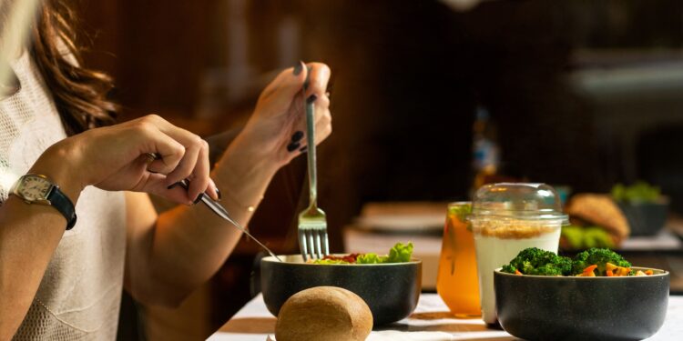 Científicos revelan el riesgo para la salud de cenar después de las 21:00 horas
