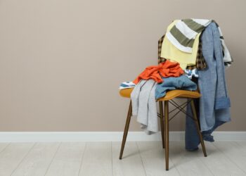 Di adiós a las sillas llenas de ropa en el dormitorio: la nueva solución para 2026 es más moderna y accesible