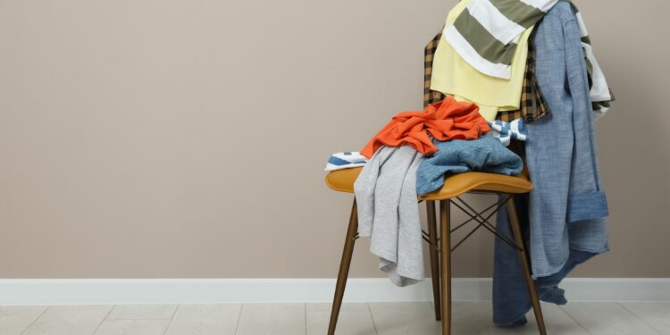 Di adiós a las sillas llenas de ropa en el dormitorio: la nueva solución para 2026 es más moderna y accesible