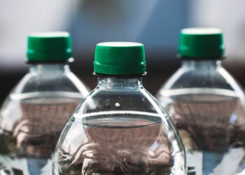 Cómo usar una botella de plástico para crear un enfriador casero sin gastar energía en aire acondicionado