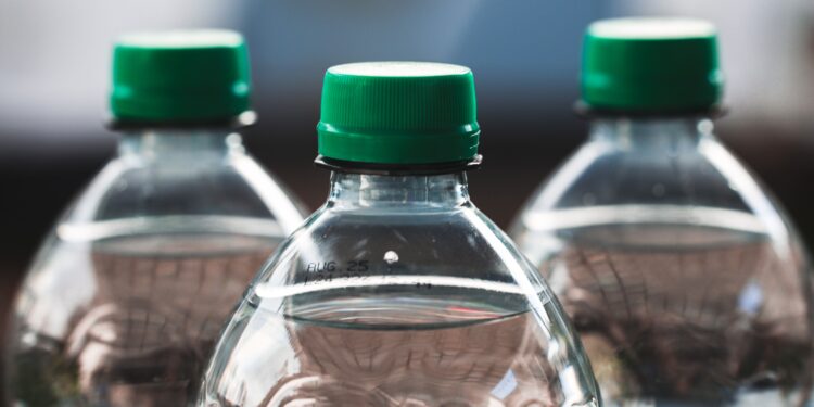 Cómo usar una botella de plástico para crear un enfriador casero sin gastar energía en aire acondicionado