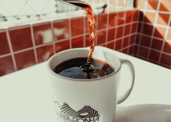 Ni azúcar ni edulcorante: la nueva tendencia para quitar el amargor del café que está conquistando las cocinas