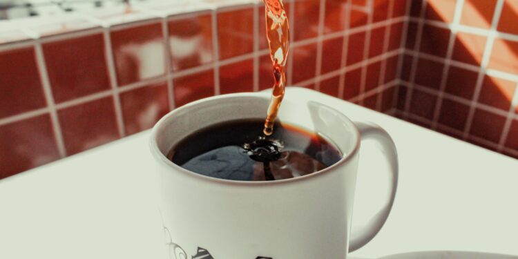 Ni azúcar ni edulcorante: la nueva tendencia para quitar el amargor del café que está conquistando las cocinas