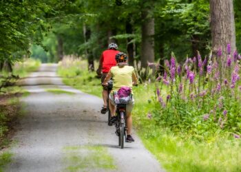 Ir en bicicleta en lugar de usar el coche ayuda mucho, pero solo merece la pena si el trayecto dura al menos 20 minutos