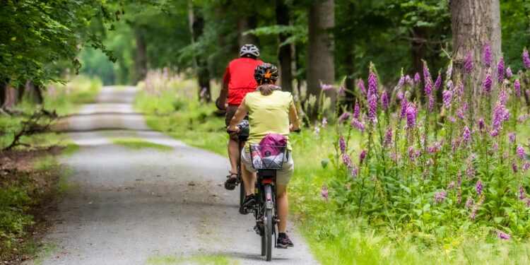 Ir en bicicleta en lugar de usar el coche ayuda mucho, pero solo merece la pena si el trayecto dura al menos 20 minutos
