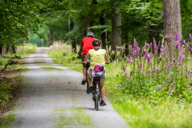 Ir en bicicleta en lugar de usar el coche ayuda mucho, pero solo merece la pena si el trayecto dura al menos 20 minutos