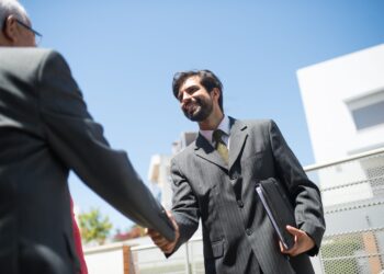 Lo que dice la psicología sobre las personas que siempre saludan a sus vecinos