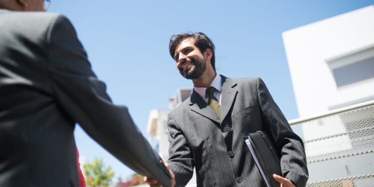 Lo que dice la psicología sobre las personas que siempre saludan a sus vecinos