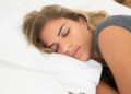 La siesta ayuda a recuperar energía, pero un especialista advierte sobre los riesgos de este hábito