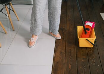 Adiós a las fregonas y paños tradicionales: la nueva tendencia para limpiar los suelos es mucho más práctica y económica