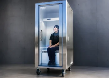 Mientras España afronta ola de calor, Japón presenta refrigerador humano para refrescar las ciudades