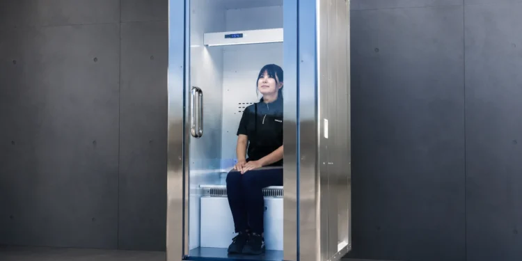 Mientras España afronta ola de calor, Japón presenta refrigerador humano para refrescar las ciudades