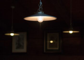 Adiós a las lámparas colgantes: la nueva tendencia para iluminar los hogares es más moderna y acogedora