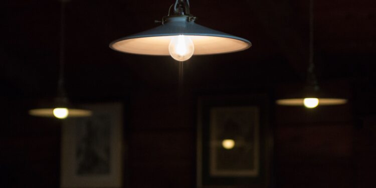 Adiós a las lámparas colgantes: la nueva tendencia para iluminar los hogares es más moderna y acogedora