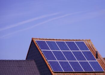 Una antigua ciudad italiana podría despertar rodeada por 14.000 paneles solares de un día para otro y la protesta de los vecinos expone una contradicción