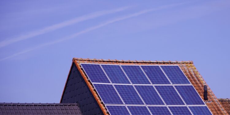 Una antigua ciudad italiana podría despertar rodeada por 14.000 paneles solares de un día para otro y la protesta de los vecinos expone una contradicción