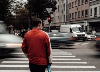 Lo que dice la psicología sobre las personas que no agradecen a los conductores que las dejan cruzar la calle