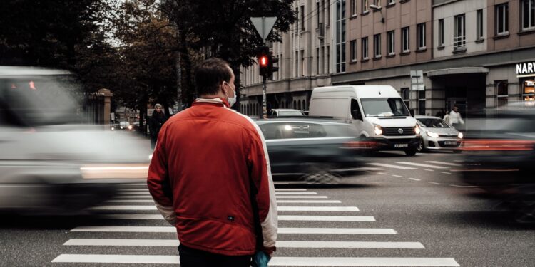 Lo que dice la psicología sobre las personas que no agradecen a los conductores que las dejan cruzar la calle