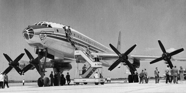 El avión de hélice más rápido del mundo alcanzó los 870 km/h y dejó al mundo impresionado