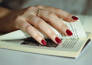 Lo que significa para la neurociencia que una persona elija siempre esmaltes de uñas rojos o negros