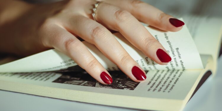 Lo que significa para la neurociencia que una persona elija siempre esmaltes de uñas rojos o negros