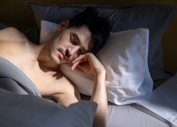 Un especialista en sueño revela cómo dormir mejor durante los días de mucho calor