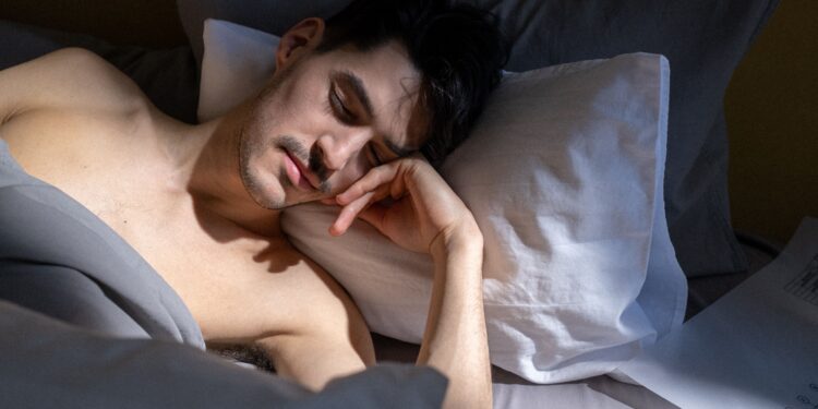 Un especialista en sueño revela cómo dormir mejor durante los días de mucho calor