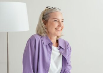 Lo que dice la psicología sobre las mujeres que deciden dejarse las canas