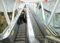 La escalera mecánica más larga del mundo está en China, mide 905 metros y es tan alta como un edificio de 80 pisos