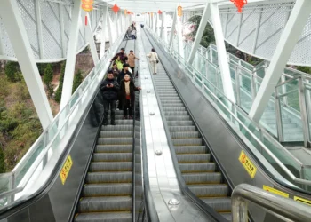 La escalera mecánica más larga del mundo está en China, mide 905 metros y es tan alta como un edificio de 80 pisos