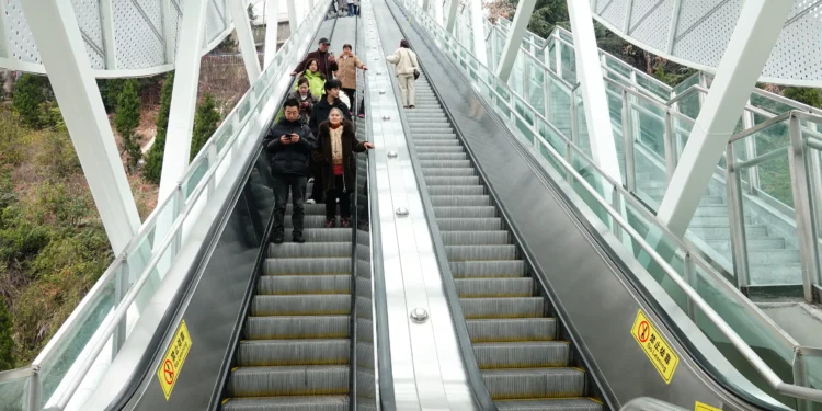 La escalera mecánica más larga del mundo está en China, mide 905 metros y es tan alta como un edificio de 80 pisos