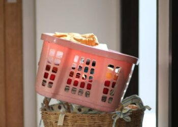 Si tienes cestas de plástico rotas en casa, tienes un tesoro: 3 ideas españolas para reutilizarlas y organizar tu hogar