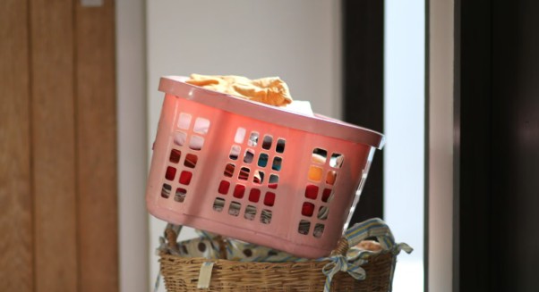 Si tienes cestas de plástico rotas en casa, tienes un tesoro: 3 ideas españolas para reutilizarlas y organizar tu hogar