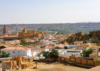Mientras gran parte de España sufre una ola de calor, esta ciudad construyó viviendas dentro de la montaña y no necesita aire acondicionado para mantenerse fresca