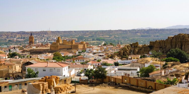 Mientras gran parte de España sufre una ola de calor, esta ciudad construyó viviendas dentro de la montaña y no necesita aire acondicionado para mantenerse fresca