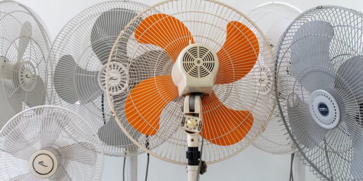 El truco con el ventilador que imita el aire acondicionado y resulta mucho más económico